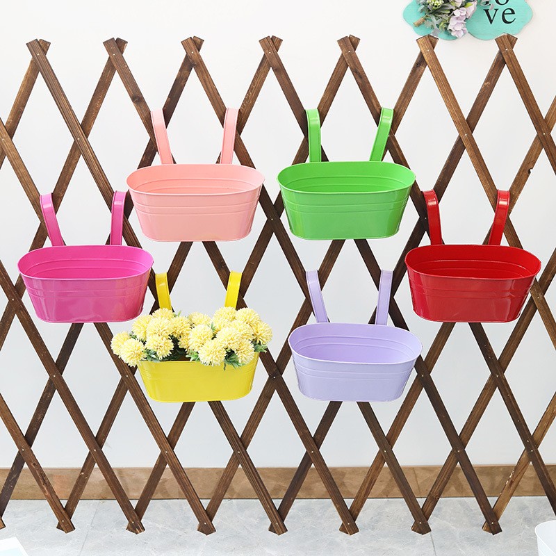 Decoratiune pentru ghivece cu flori, Flippy, Model Galeata suspendata din fier, diverse culori, 28 cm