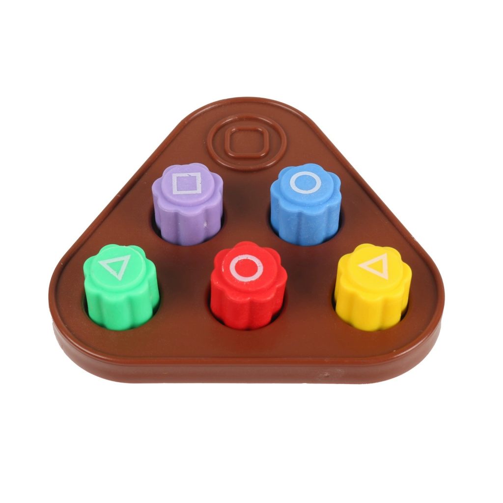Gonggi Joc Traditional Coreean, Flippy, Tip Squid Game si Jocul Calamarului, pentru Dexteritate, Interactiv, Set 5 Piese Multicolore, Tabla Triunghiulara Maro, 7.8x7.8x0.7 cm