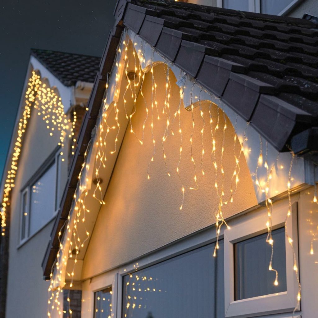 Instalatie Craciun Yoto, Tip Franjuri/Turturi, 12 m, 300 LED-uri, Prelungitor 1.5 m, 8 Jocuri de Lumini, Interconectabila, Conectare la Retea, Fir transparent, Interior/Exterior, Alb Cald