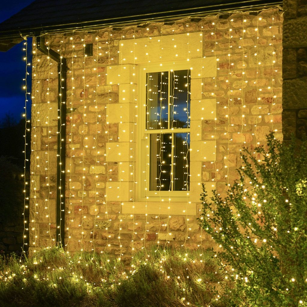 Instalatie Craciun Yoto, Tip Perdea, 3 m x 3 m, 320 LED-uri, Prelungitor 1.5 m, 8 Jocuri de Lumini, Interconectabila, Fir transparent, Interior/Exterior, Alb Cald
