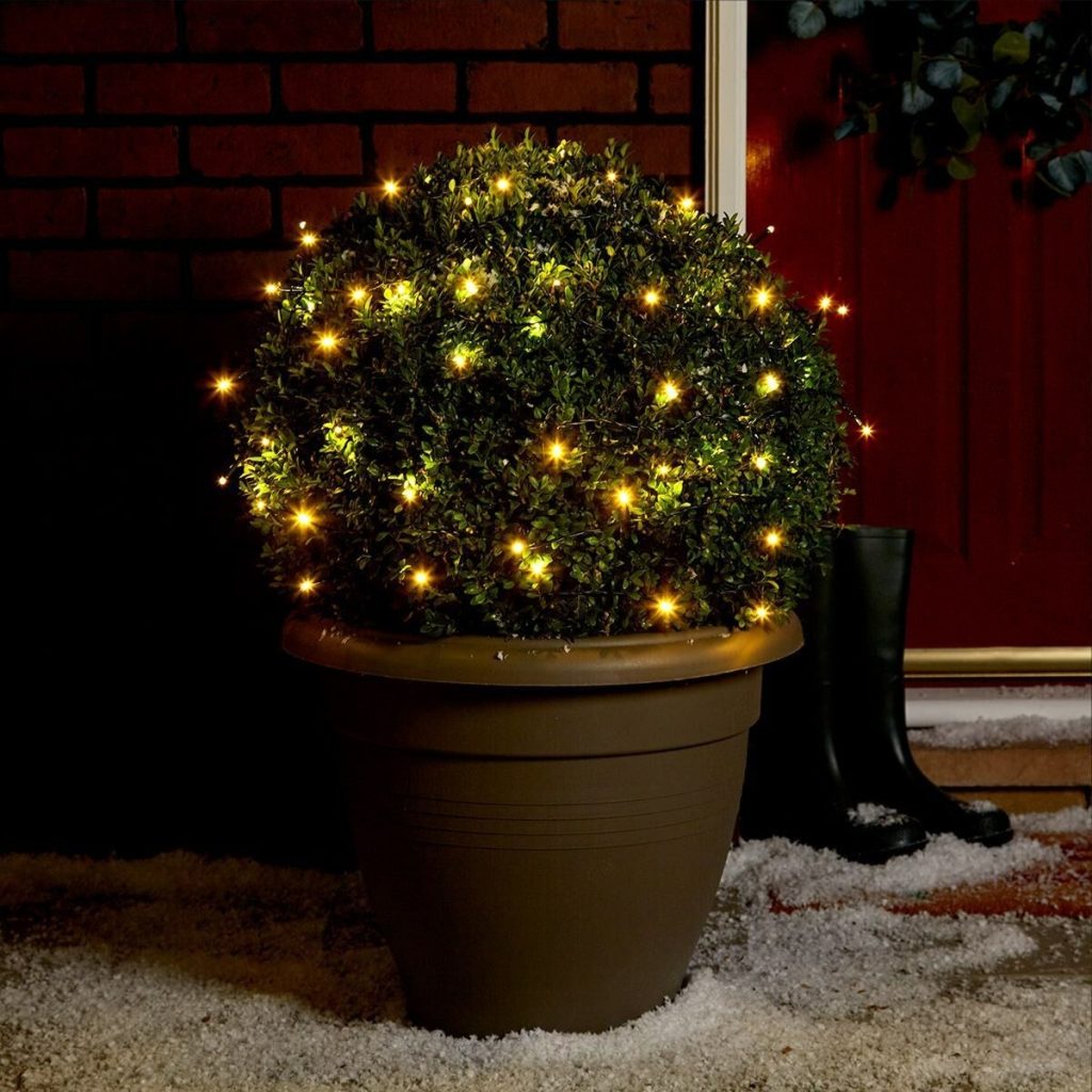 Instalatie de Craciun liniara Yoto, 10 m, din care 1 m cablu priza 220V, 100 LED, 8 jocuri de lumini, controler, fir negru, alb cald