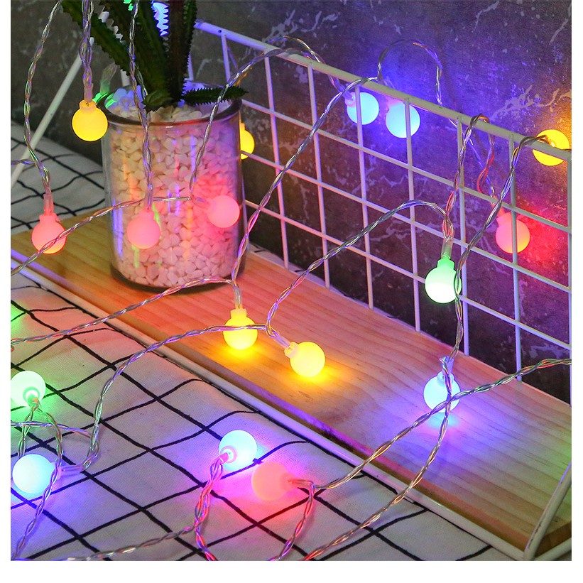 Instalatie sfere brad Craciun Flippy, 3 metri, 20 LEd-uri, alimentare la retea, fir transparent, multicolora