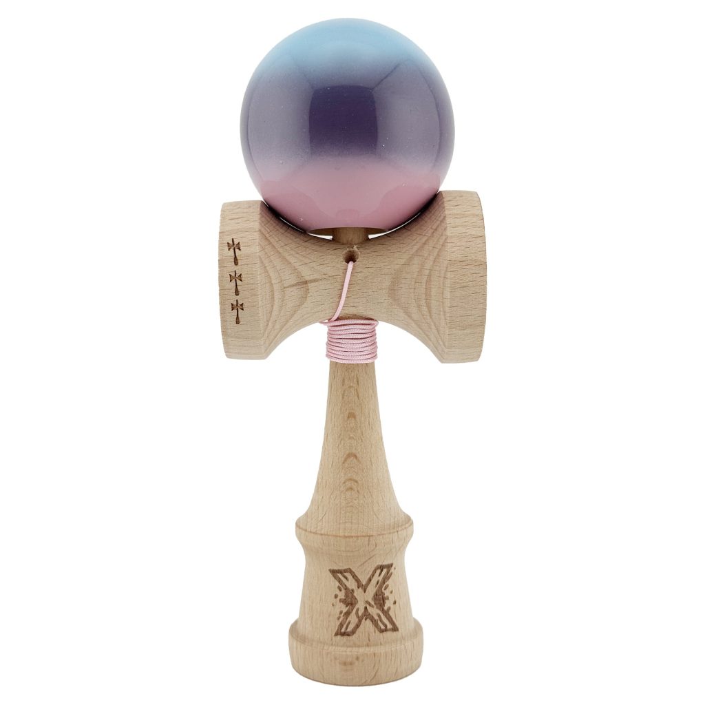 Kendama X Originala, Profesionala, Flippy, Big Cups V2, Super Sticky cu Cupe Mari, din lemn 18 cm, Rulment Metalic cu Ata 55 cm, Albastru/Mov/Roz