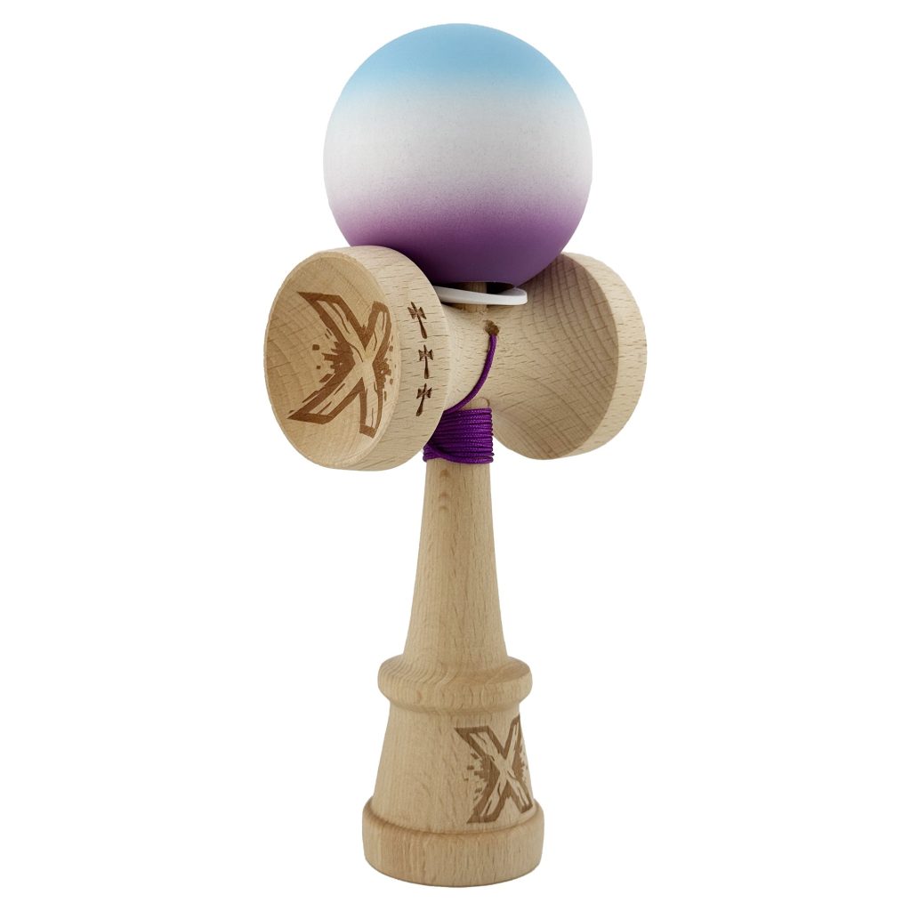 Kendama X Originala, Profesionala, Flippy, Cupe Mari KING SIZE V3, Rubber Grip, Gaura in Baza, Rulment Metalic, din lemn 18 cm, Ata 62/65 cm, Gradient Albastru deschis/Alb/Mov
