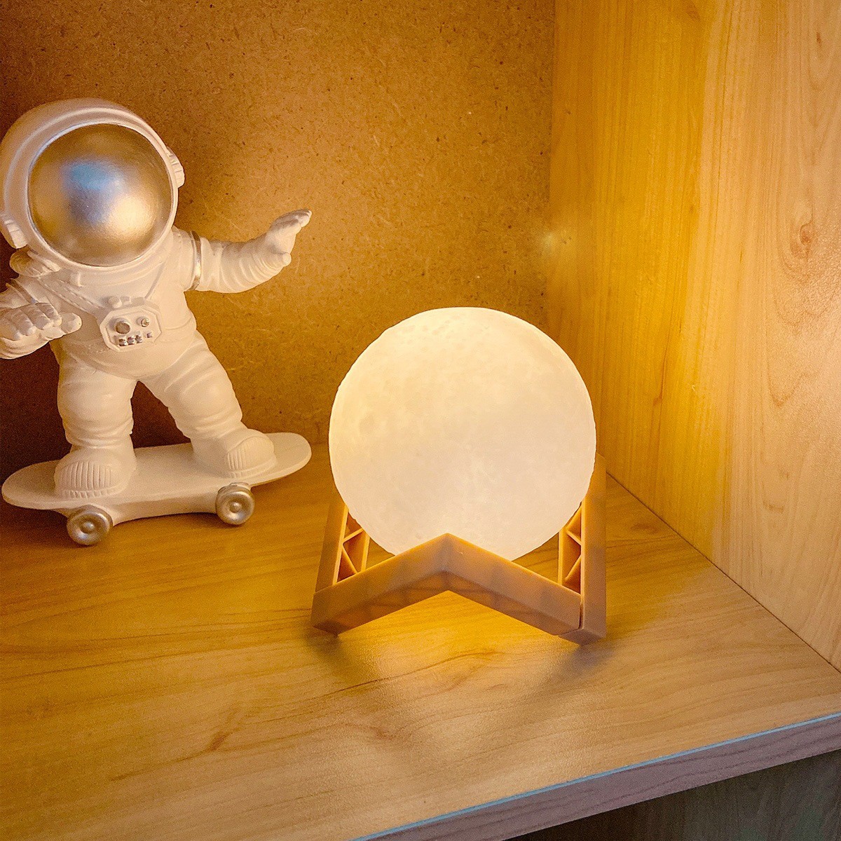 Lampa de veghe in forma de luna 3D Moon Light, alb cald alimentare baterii, fara acumulator, stand din plastic inclus, 8 cm, Flippy - Image 3