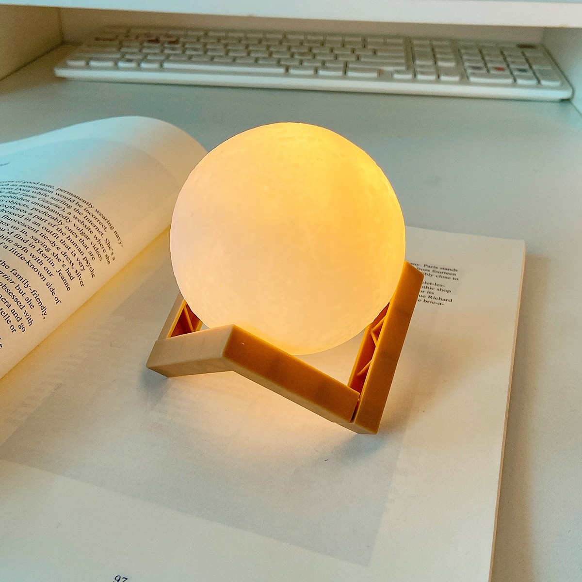 Lampa de veghe in forma de luna 3D Moon Light, alb cald alimentare baterii, fara acumulator, stand din plastic inclus, 8 cm, Flippy - Image 5