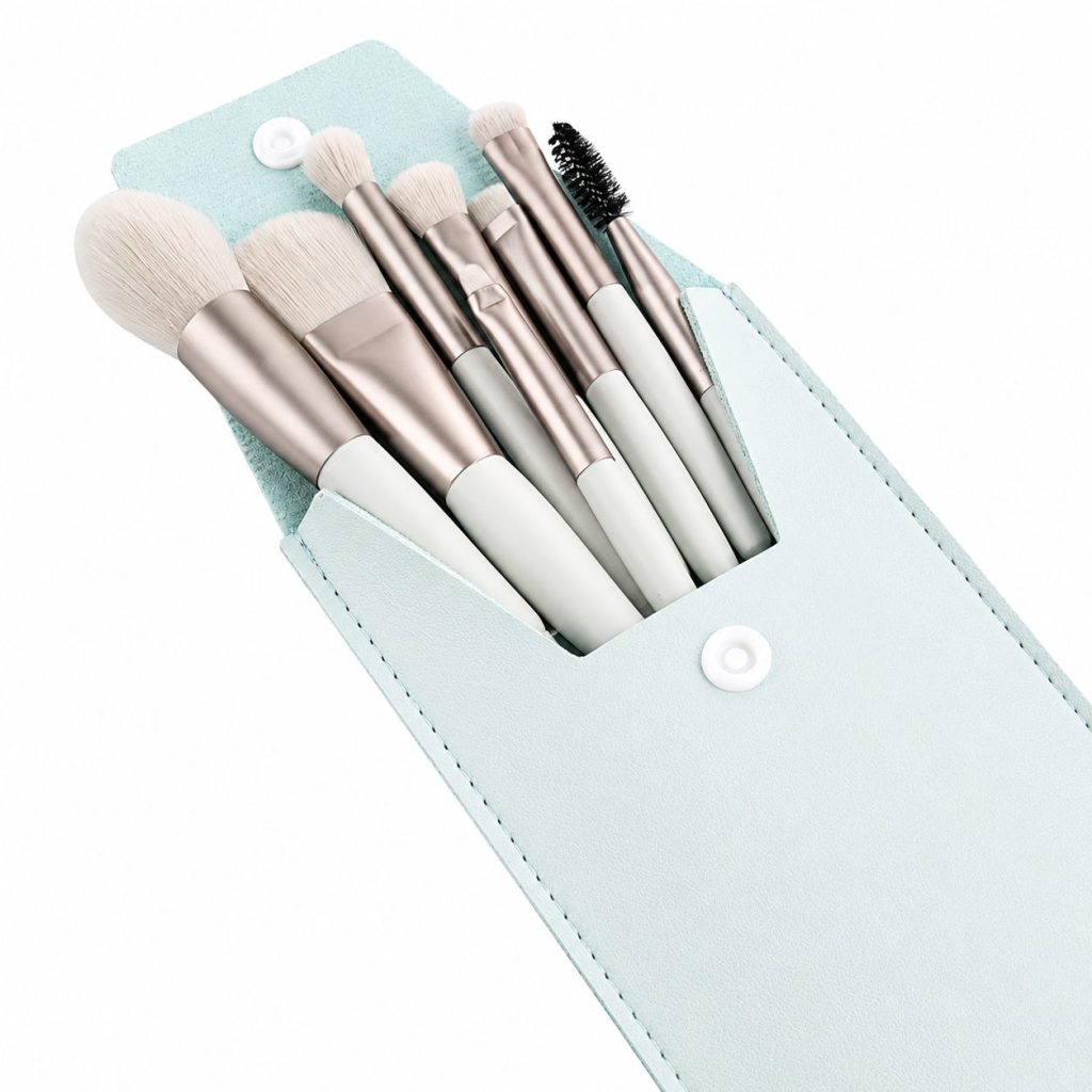 Mini Set Portabil cu 8 Pensule de Machiaj Flippy cu Husa cu Peri Moi și Densi, pentru Fond de Ten, Pudră, Blush, Fard și Sprâncene, Verde Menta