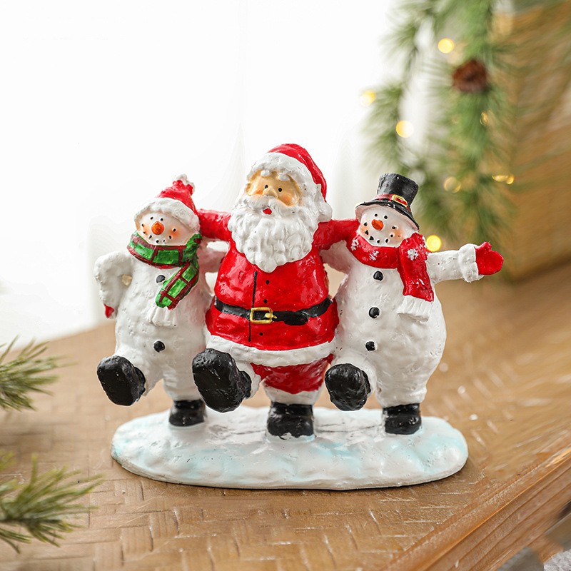 Ornament Decoratiune de Craciun, Flippy, Decoratiune Mica pentru Craciun din Rasina, Model Mos Craciun cu Oameni de Zapada, 16 x 18 x 8 cm, Rosu Alb