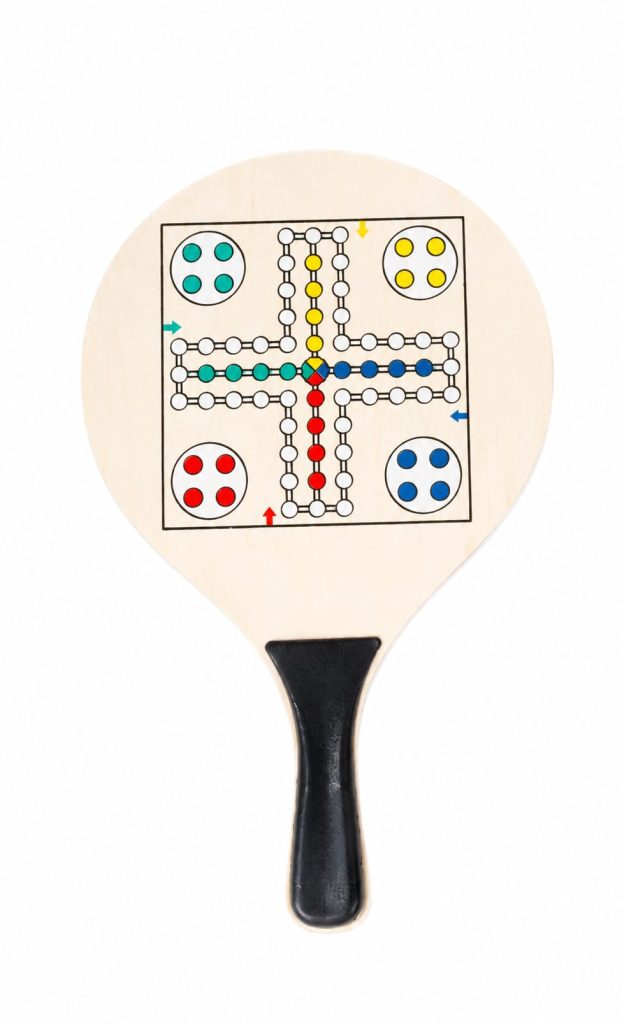 Racheta de Plaja Multifunctionala, Flippy, Paleta cu Jocuri Integrate Sah si Nu Te Supara Frate, Minge si Piese de Joc Incluse, 23.5 x 38 cm, Multicolor