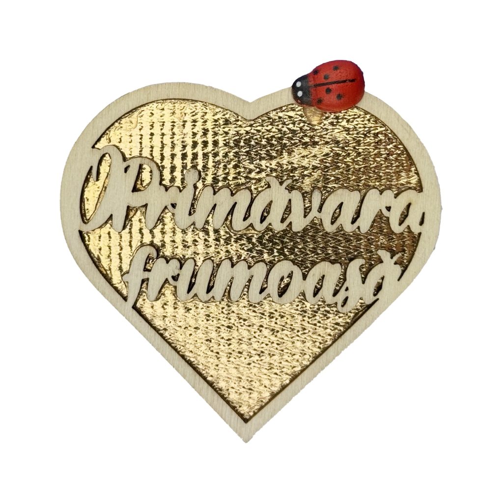 Set 100 bucati Martisor din Lemn cu Magnet, Jolie, Model Inima cu Scris O Primavara Frumoasa, Decor Buburuza, Insertie Aurie