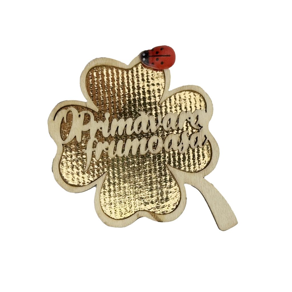 Set 100 bucati Martisor din Lemn cu Magnet, Jolie, Model Trifoi cu Scris O Primavara Frumoasa, Decor Buburuza, Insertie Aurie
